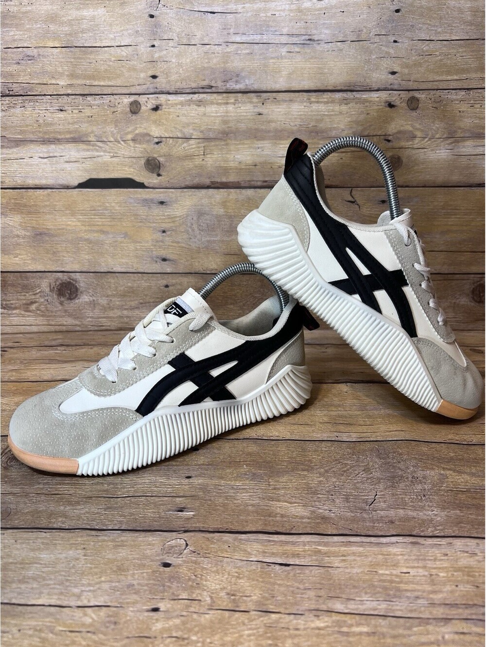 De Florance Women’s Size 7..5 Chunky Retro Runner Sneakers White Black Casual